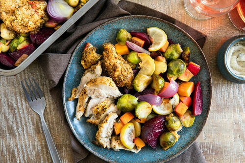Hähnchen und Rosenkohlgemüse vom Blech mit Knoblauchdip