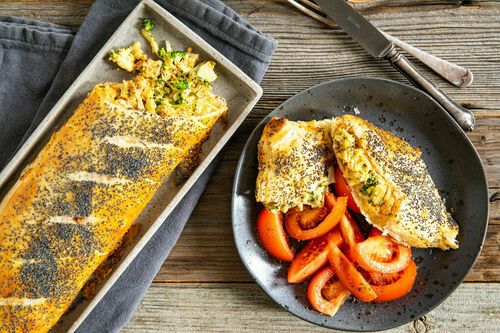 Blätterteigstrudel mit Brokkoli und Gouda mit Frischkäse und Tomaten-Oliven-Pesto