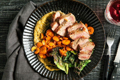 Rindersteak auf Auberginenpüree mit glasierter Karotte und Schwarzkohlchips