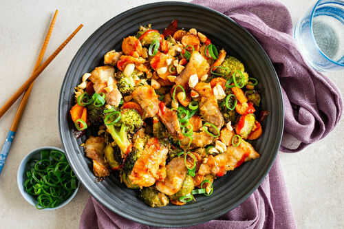 Knuspriger Schweinebauch mit Miso und geröstetem Brokkoli-Rosenkohl-Gemüse