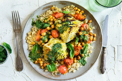 Schawarma-Wirsing und Kichererbsen mit Kirschtomaten und Chutney auf Quinoa