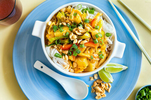 Reisnudeln mit pikanter Kokosmilchsauce und buntem Gemüse-Ananas-Mix