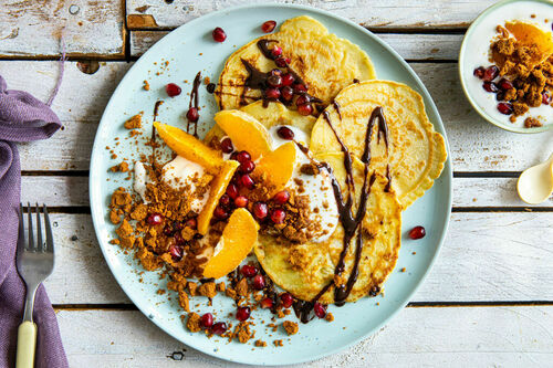 Halloween: Weiße Schokopancakes mit Kakao-Himbeer-Sauce, Obst und Keks