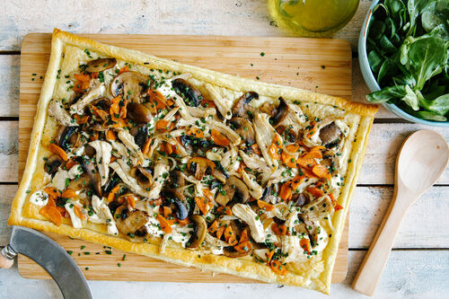 Flammkuchen mit Hähnchen-Pilz-Ragout dazu Feldsalat