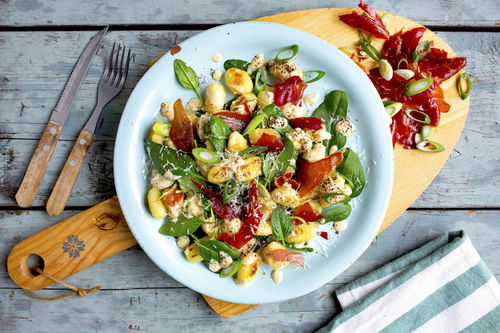Cremige Gnocchi-Pfanne mit Spinat und Serranochips