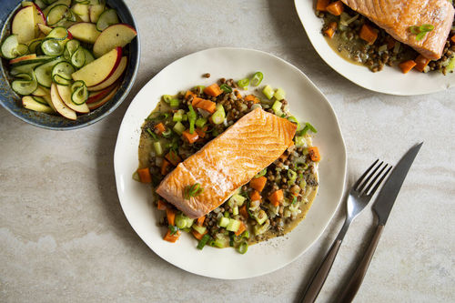 Gebratener Lachs mit Linsengemüse und Apfel-Gurken-Salat