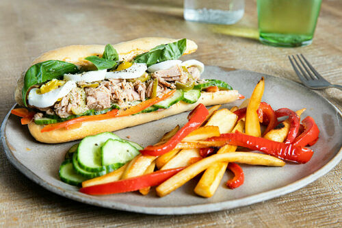 Französisches Thunfischsandwich mit hart gekochtem Ei und Oliven