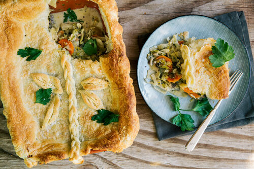 Feines Rahmgemüse-Ragout mit knuspriger Blätterteighaube