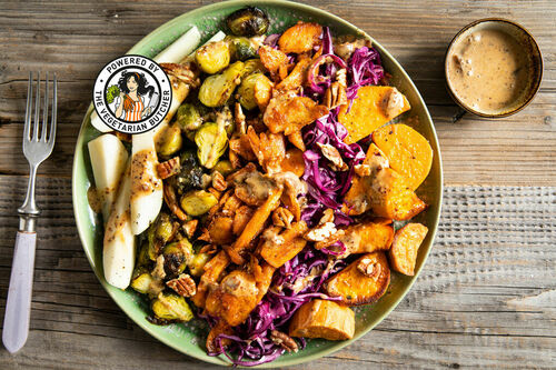 Special: Herbstsalat mit veganem Huhn mit Rosenkohl, Birne und Pekannuss