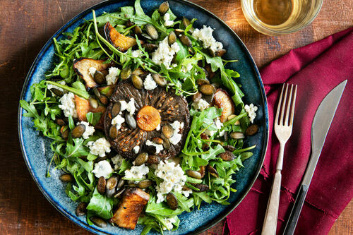 Portobello-Steak mit Blauschimmelkäse Low Carb mit Topinambur und Rucola