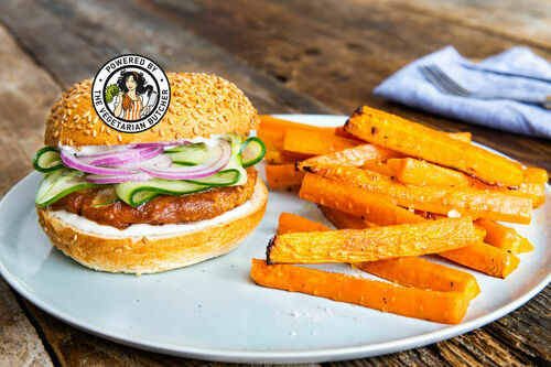 Special: „Chicken“-Katsu-Burger vegan mit Karottenpommes und eingelegter Gurke