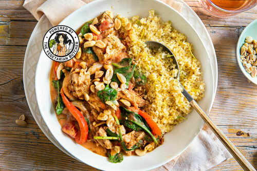 Special: Erdnuss-„Hähnchen“-Eintopf vegan mit Spinat und Limetten-Bulgur
