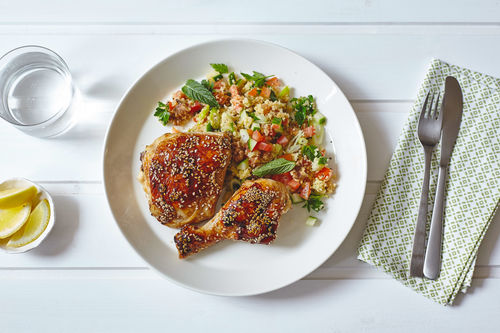 Fruchtig marinierte Hühnchenschenkel mit Bulgursalat