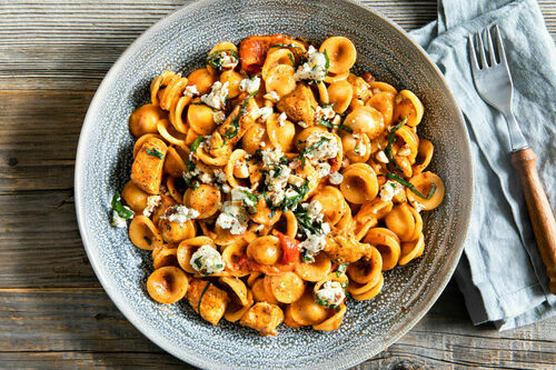 Paprika-Hähnchen-Pasta mit Feta mit Rauchmandeln und Basilikum