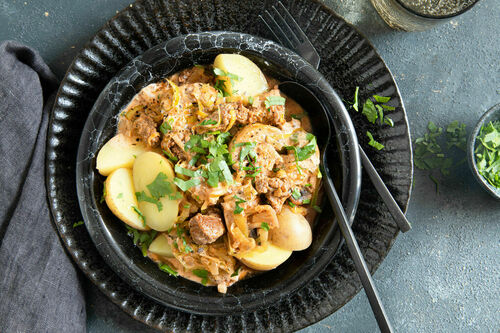 Rindswurst ungarische Art dazu Kartoffeln mit Petersilie