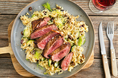 Zartes Rindersteak auf Fenchel-Risoni mit Oliven und Rosinen