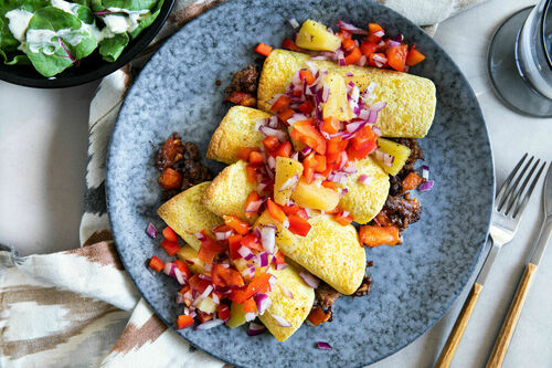 Taquitos mit BBQ-Rinderhack dazu Ananas-Paprika-Salsa und Mangoldsalat
