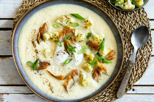 Blumenkohlcremesuppe mit Makrele mit Lauchzwiebeln und Crème fraîche