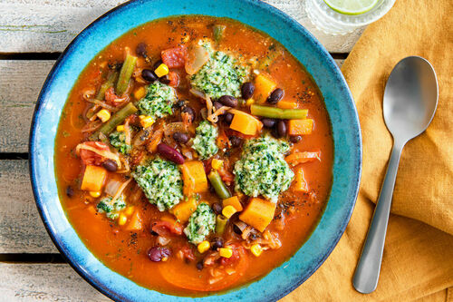 Veganes Süßkartoffel-Bohnen-Chili dazu Koriander-Limetten-Pesto