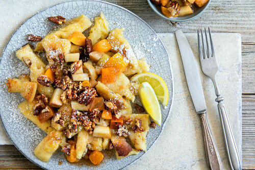 Kaiserschmarrn mit Apfel-Kaki-Kompott und Pekannusskernen