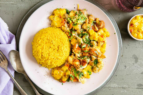 Indisches Blumenkohlgemüse mit Kurkuma-Reis und Mangosalsa