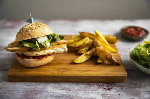 Hähnchenburger mit Birne und Röstkartoffeln mit Tomaten-Trüffel-Dip