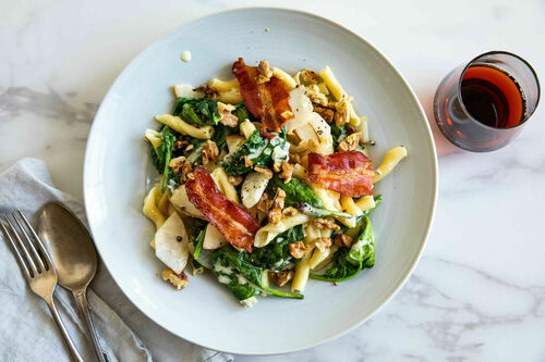 Torchiette mit Knusper-Bacon und Spinat in cremiger Blauschimmelkäsesauce mit Birne