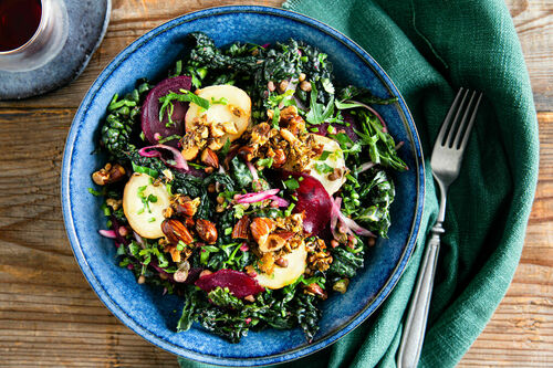 Ziegenkäse auf Schwarzkohl-Linsen-Salat mit Roter Bete und Rauchmandelöl