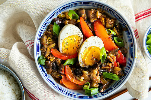 Sambal-Auberginen mit Paprika und Ei dazu duftiger Jasminreis