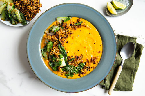 Kokos-Kürbis-Suppe mit Knusper-Tofu und gebratenem Pak Choi