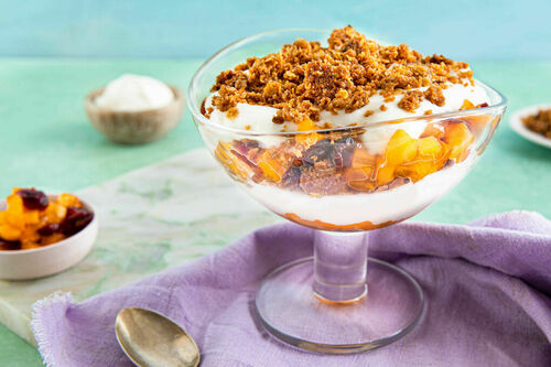 Schottisches Schichtdessert mit Haferflocken, Kaki und Cranberrys