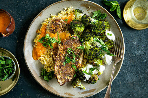 Za’atar-Hähnchen und gerösteter Brokkoli mit Bulgur und zweierlei Saucen