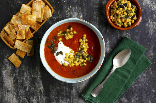 Mexikanische Paprikasuppe mit Tortillachips und Mais
