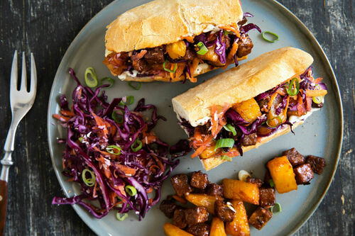Tempeh-Ananas-Sandwich fruchtig-pikant dazu Rotkohl-Karotten-Salat mit Kokos