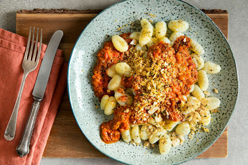 Rauchige Zucchini-Tomaten-Gnocchi mit knusprigem Rosmarin-Topping