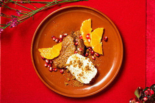 Special: Schoko-Spekulatius-Kuchen mit Sahne, Granatapfel und Mandarine