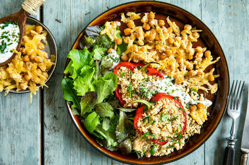 Gefüllte Paprika mit Bulgur und Joghurt dazu geröstete Kichererbsen und Salat