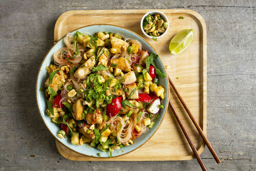Indonesischer Vermicelli-Hähnchen-Salat mit Apfel und pikantem Tamarindendressing