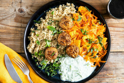 Marokkanische Fleischbällchen mit Quinoa, Karottensalat und Gurkenjoghurt