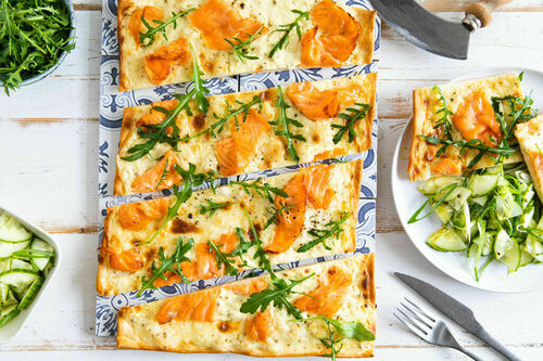 Elsässer Lachsflammkuchen mit Rucola dazu Gurkensalat