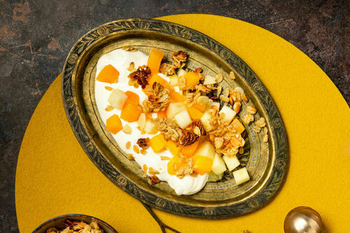 Special: Weiße Schokomousse mit Knuspertopping und Apfel-Kaki-Kompott