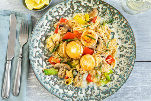 Gegrillter Ziegenkäse mit Rosmarin auf zitronigen Risoni mit Gemüse