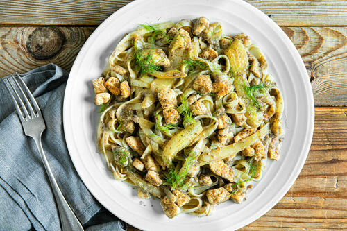 Tagliatelle mit Hähnchen und Fenchel und würzigem Champignon-Feta-Pesto