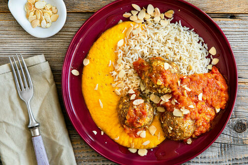 Korma-Rindfleischbällchen mit Mandeln auf Naturreis und cremigem Kürbispüree