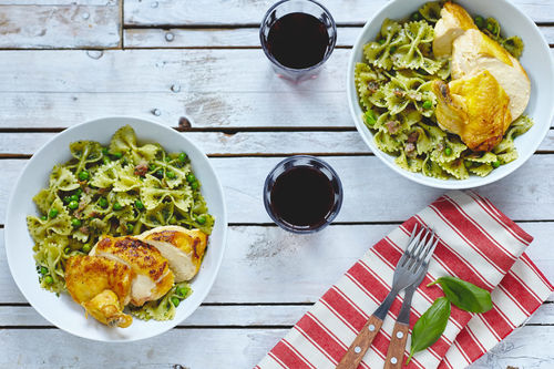 Italienische Farfalle mit Erbsen, Speck und knusprigem Hühnchen