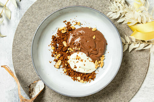 Special: Spekulatius-Schokopudding mit Schlagsahne und Erdnüssen