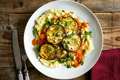 Auberginen aus dem Ofen mit Mandeln an Kartoffel-Bohnen-Püree mit Knoblauch