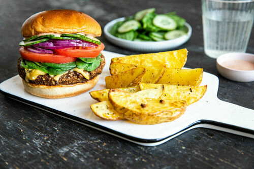 Hafer-Linsen-Burger mit Käse und Miso dazu Knoblauchkartoffeln und Salat