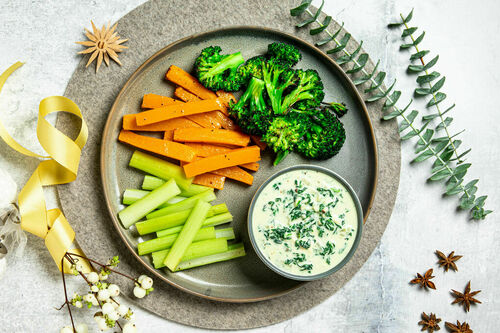 Special: Blauschimmel-Spinat-Dip mit Ofengemüse und knackigen Selleriesticks