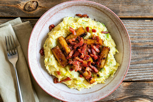 Schwarzwurzeln mit knusprigem Speck auf cremigem Kartoffel-Lauch-Stampf